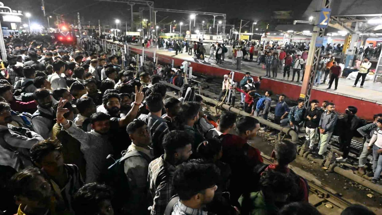 Kanpur: Crowd of people returning after celebrating Holi at Central, long route trains were full