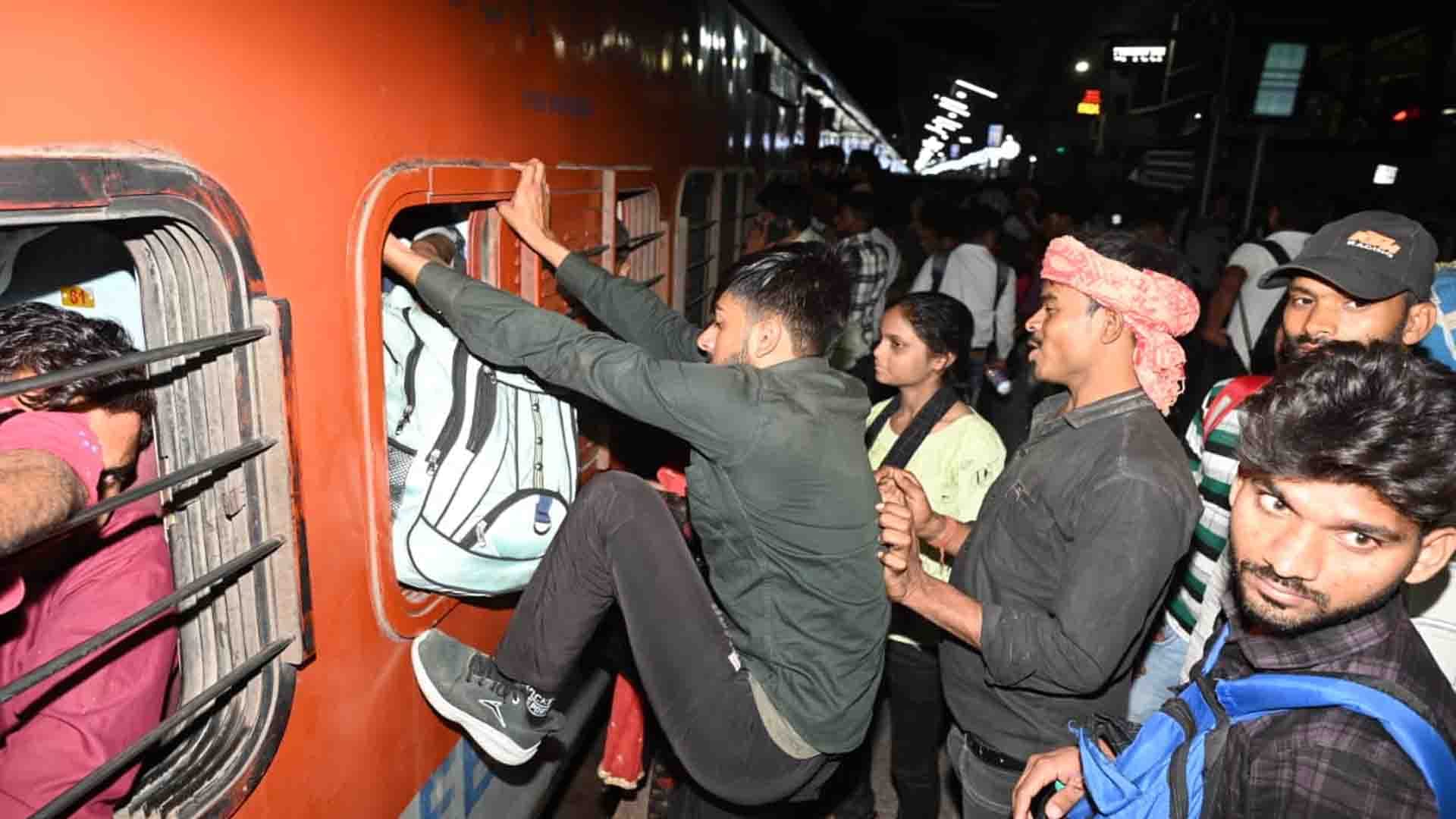 Kanpur: Crowd of people returning after celebrating Holi at Central, long route trains were full