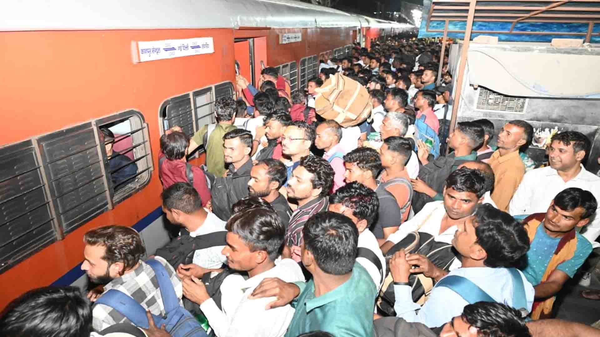 Kanpur: Crowd of people returning after celebrating Holi at Central, long route trains were full