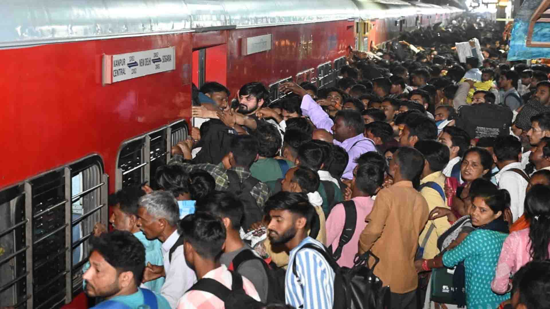 Kanpur: Crowd of people returning after celebrating Holi at Central, long route trains were full