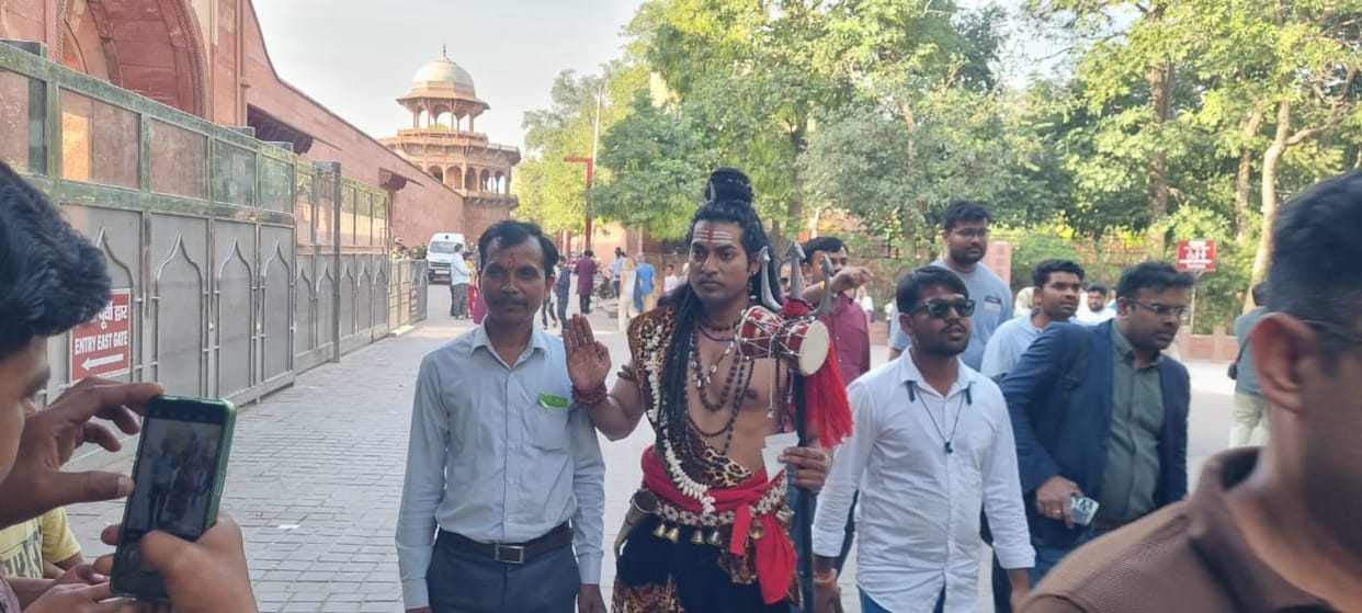 man dressed as Shiva arrived to see Taj uproar at monument
