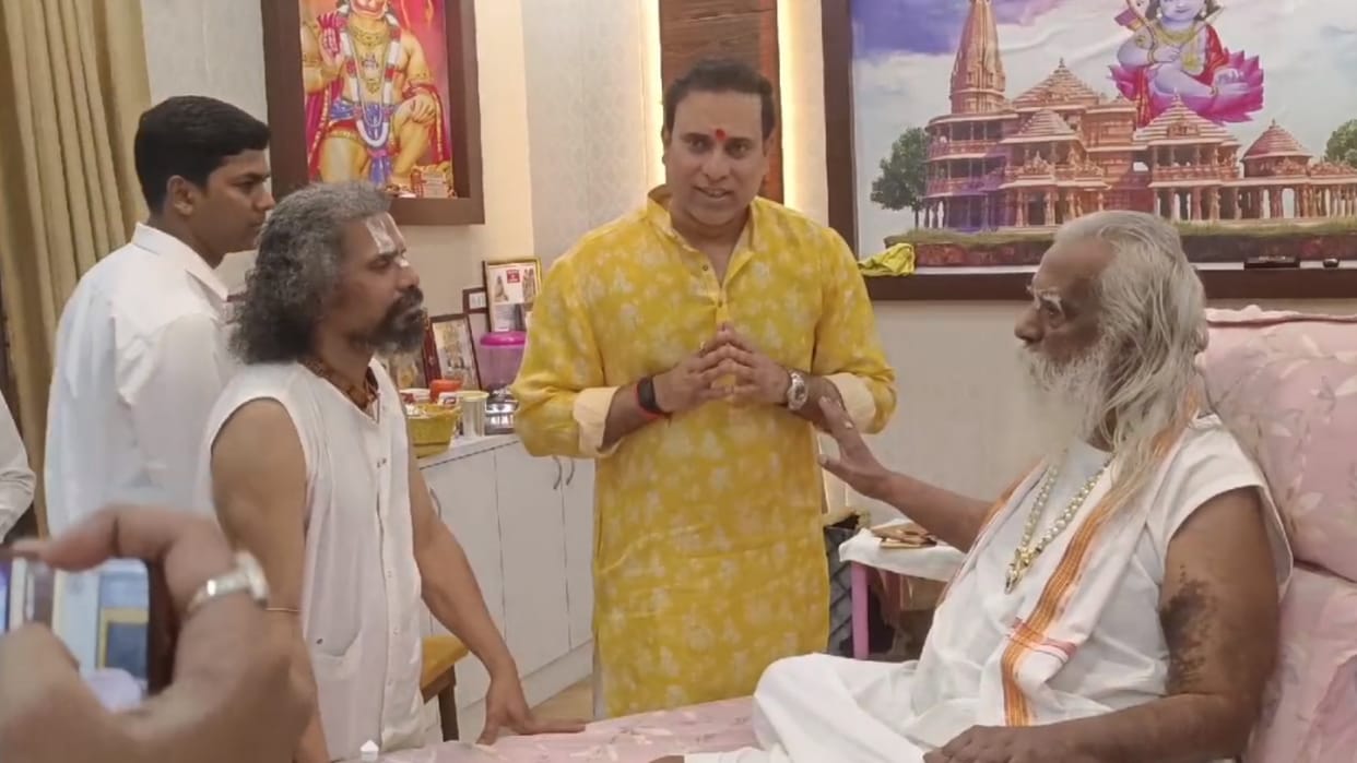 VVS Laxman meets to Mahant Nrityagopal Das.