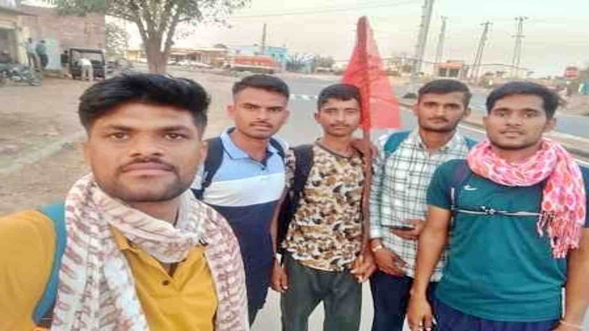 यात्रा से पहले लिया गया फोटो। दिवंगत आर्मी जवान राजेंद्र सिंह (पीली टी-शर्ट में)