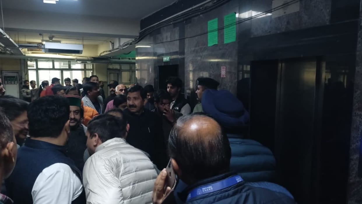 Himachal Deputy CM Mukesh Agnihotri reached IGMC to know the condition of Bumber Thakur