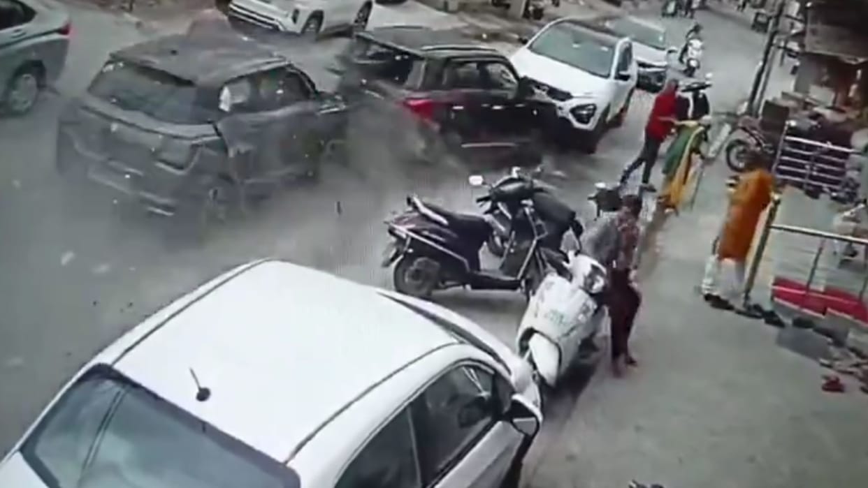 Four cars and a scooter collided in Gurugram