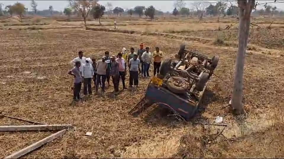 अलग-अलग दो सड़क हादसों में तीन लोगों की मौत