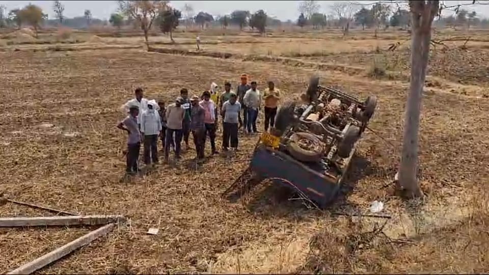 अलग-अलग दो सड़क हादसों में तीन लोगों की मौत