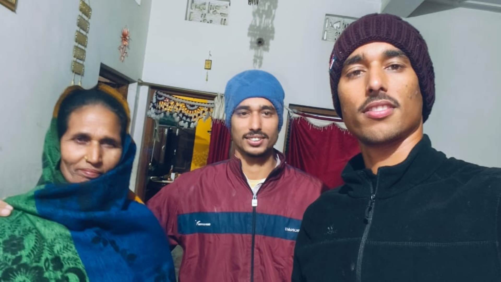इजहार की मां और दोस्त
