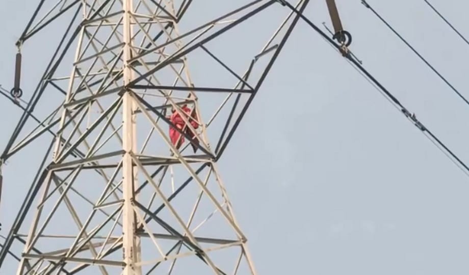 Woman climbed electricity tower, high voltage drama continued for four hours