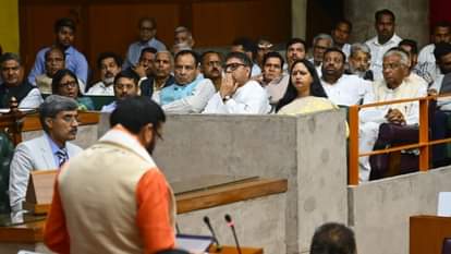 बजट अभिभाषण के दौरान सीएम नाय सैनी की पत्नी भी दर्शक दीर्घा में मौजूद रहीं।