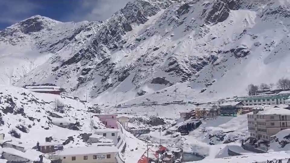 Uttarakhand Weather snowfall in Badrinath Dham three feet of snow accumulated photos