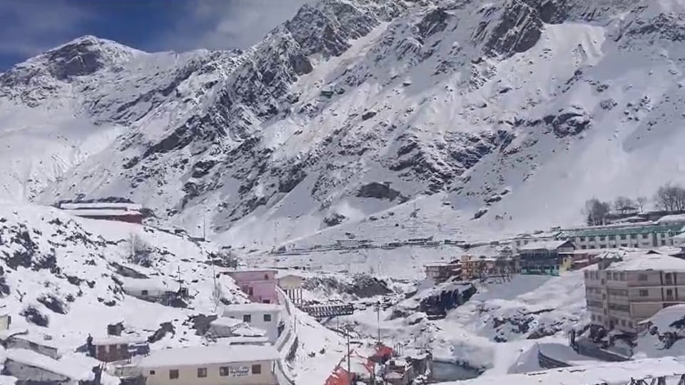 Uttarakhand Weather snowfall in Badrinath Dham three feet of snow accumulated photos