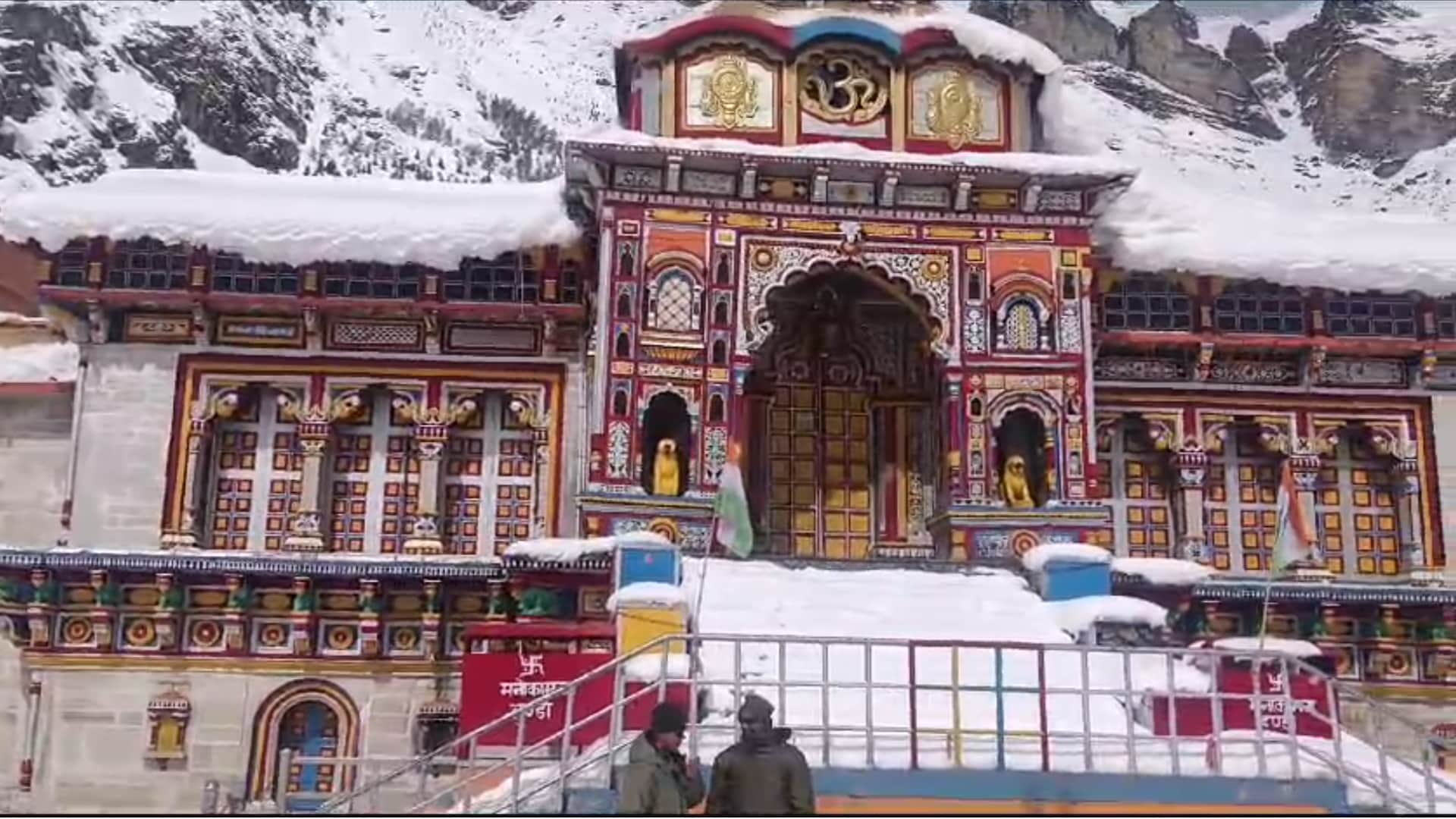 Uttarakhand Weather snowfall in Badrinath Dham three feet of snow accumulated photos