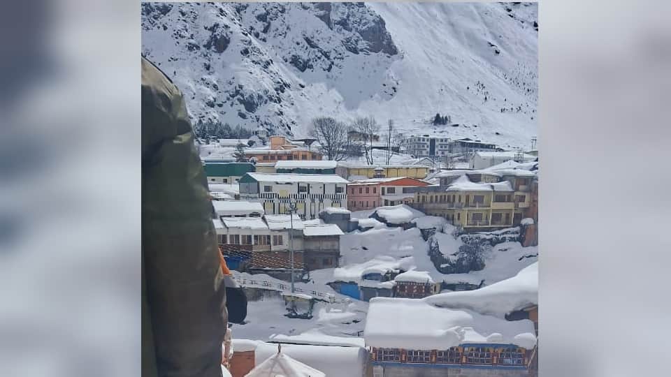 Uttarakhand Weather snowfall in Badrinath Dham three feet of snow accumulated photos