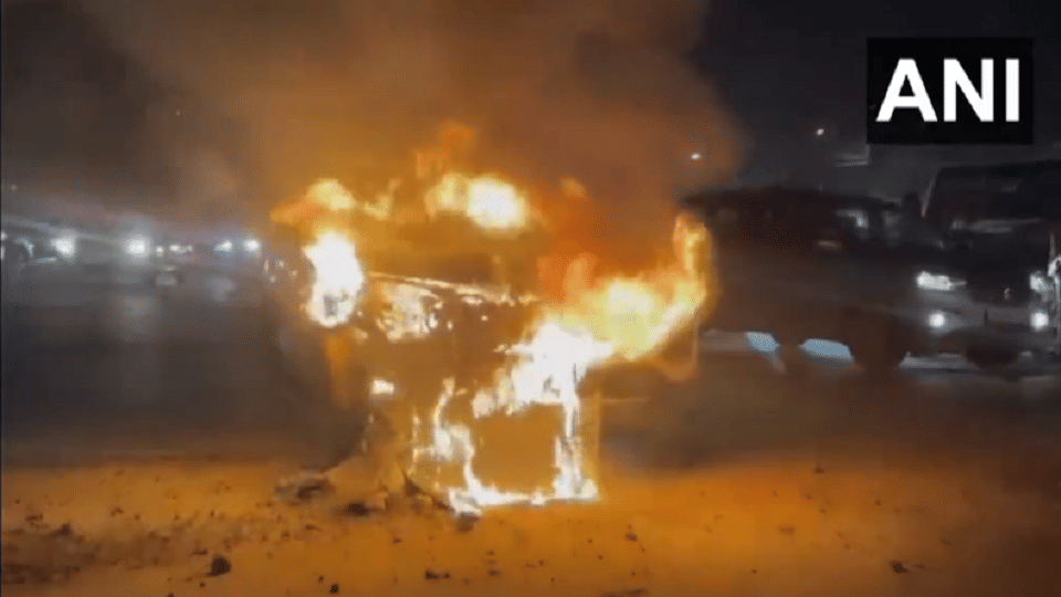 A moving car caught fire in Greater Noida driver saved his life by jumping out