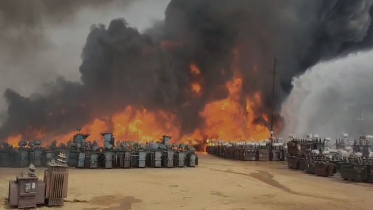 Raigarh Fire News: विद्युत मंडल के स्टोर रूम में लगी भीषण आग, मची अफरा-तफरी, जान बचाकर भागे आस-पास के रहवासी