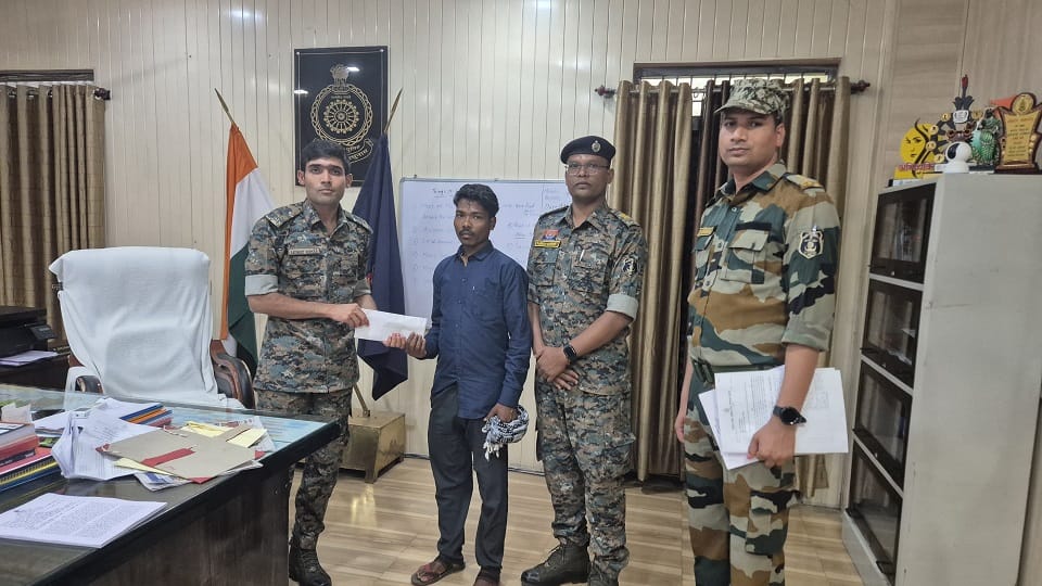 Naxalite with a bounty of Rs one lakh surrendered impressed by the government policy in Kondagaon