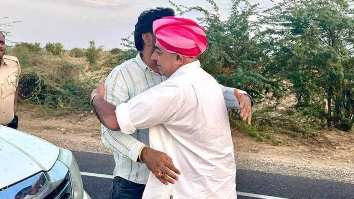 Manvendra Singh and Hanuman Beniwal met on the road, hugged each other and talked