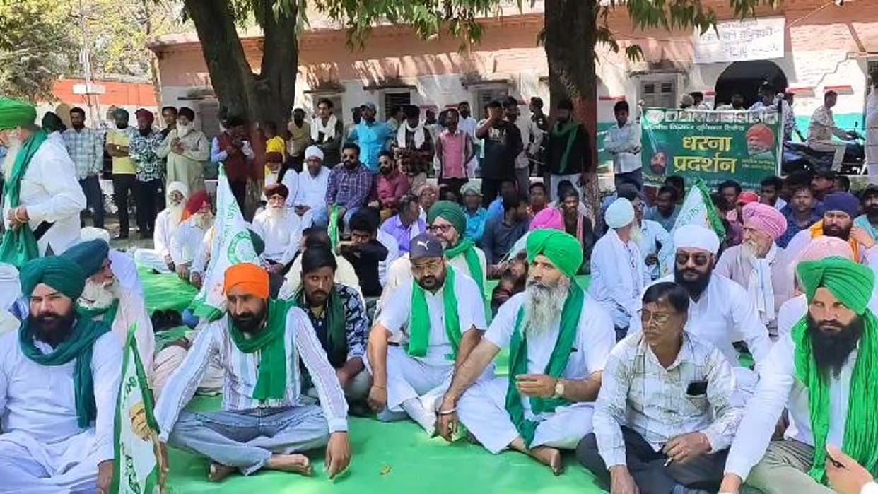 Farmers protested against the ban on planting of Satha paddy in Lakhimpur kheri
