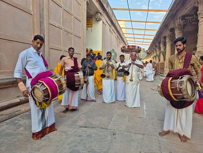 Vrindavan: भगवान रंगनाथ के 10 दिवसीय ब्रह्मोत्सव का आगाज, सोने की पुण्य कोठी में विराजमान; निकाली शोभायात्रा ten day Brahmotsavam of Lord Ranganath begins in vrindavan