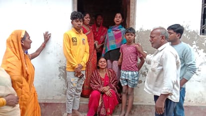 20 youths armed with sharp weapons attacked the house of a grocery shopkeeper and killed him