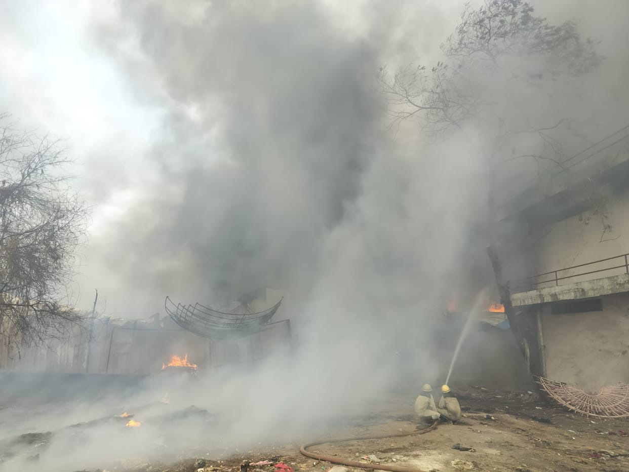 Indore News: Fire broke out in a tent warehouse in Lasudiya, flames continued to rage for three hours