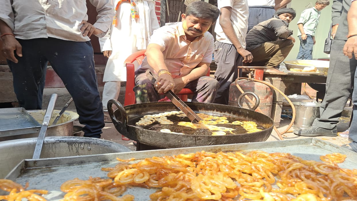 Minister Nandi celebrated Holi among workers, reached the shop and made jalebi
