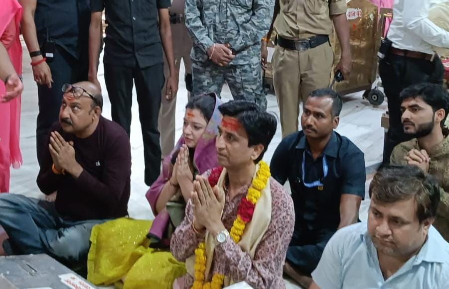Ujjain: Kumar Vishwas reached Ujjain to thank Baba Mahakal after his daughter's wedding