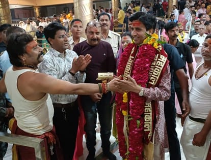 Ujjain: Kumar Vishwas reached Ujjain to thank Baba Mahakal after his daughter's wedding