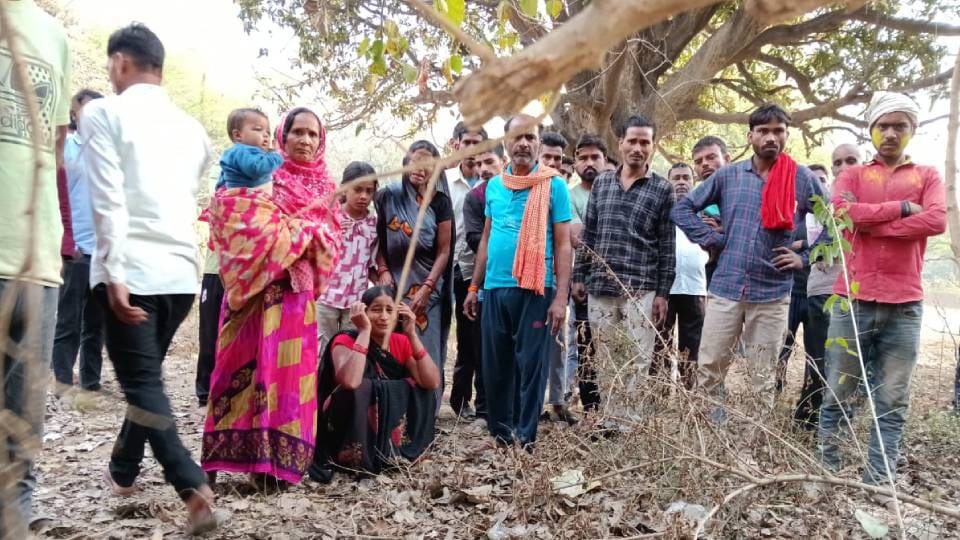 body of young man found lying in garden in Raebareli clothes torn and injury marks were found on body