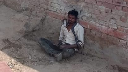 man caught the snake and put his neck got clicked photos he died due to the bite in shahjahanpur