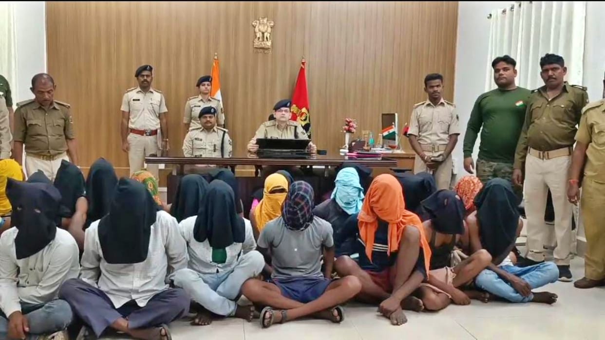Munger: 3 police personnel including 2 women injured due to stone pelting by villagers 26 accused sent to jail