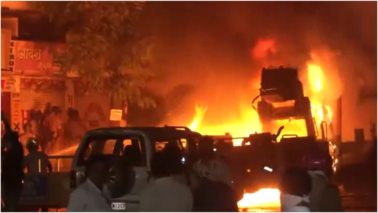 Clash between two groups in Nagpur, vehicles set on fire, police fired tear gas shells