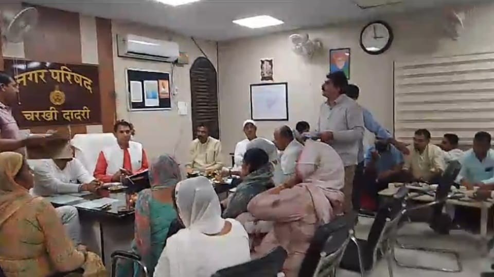 Budget meeting of Dadri Municipal Council councillors walk out
