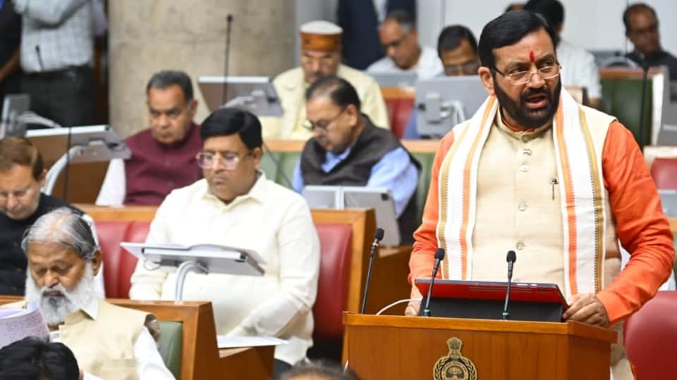 सीएम नायब सैनी बजट पेश करते हुए।