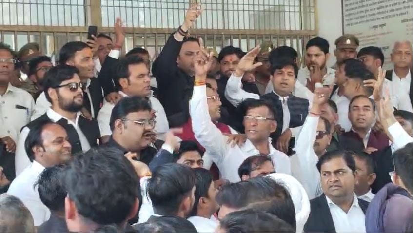 Police beat up a lawyer on Holi protest begins