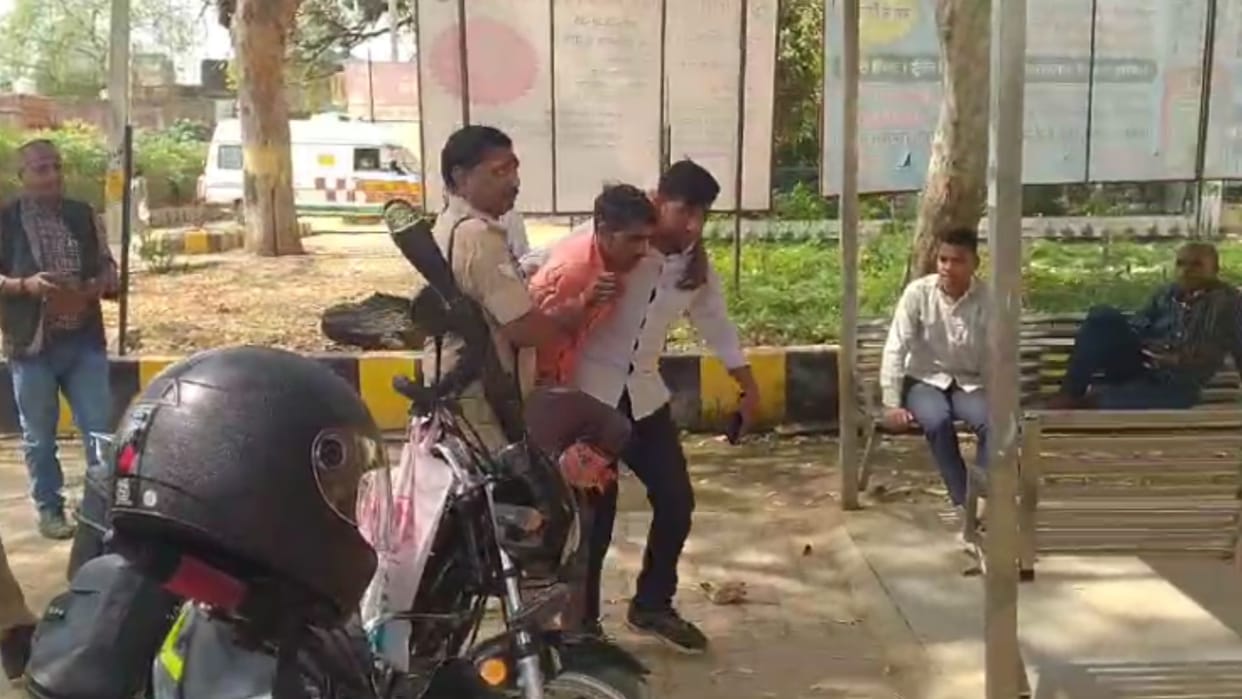police encounter in Mirzapur Pintu Lal accused of molestation arrested