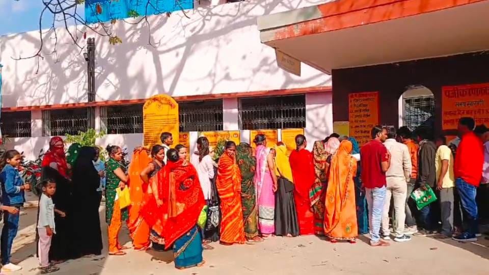 Crowd of patients gathered in Barabanki district hospital treatment is being provided after five hours