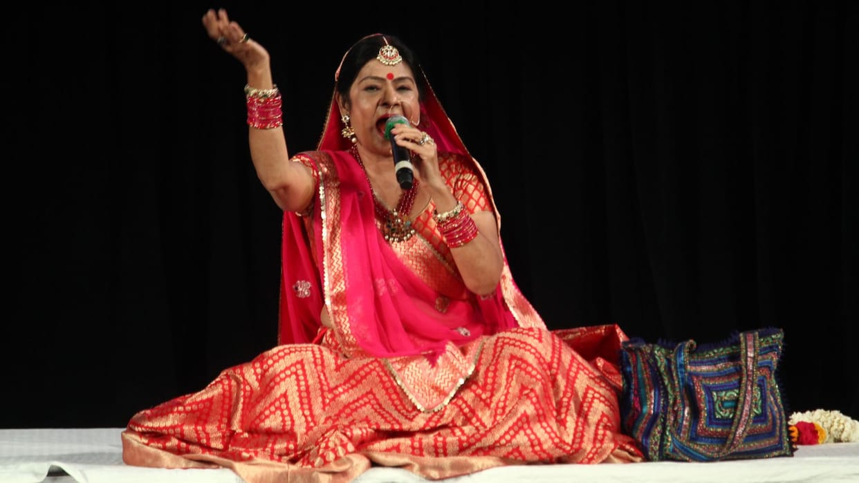 Holi Milan Samaroh Holi Khele Masane Mein resonated in Malini Awasthi voice at Rudraksh Convention Center