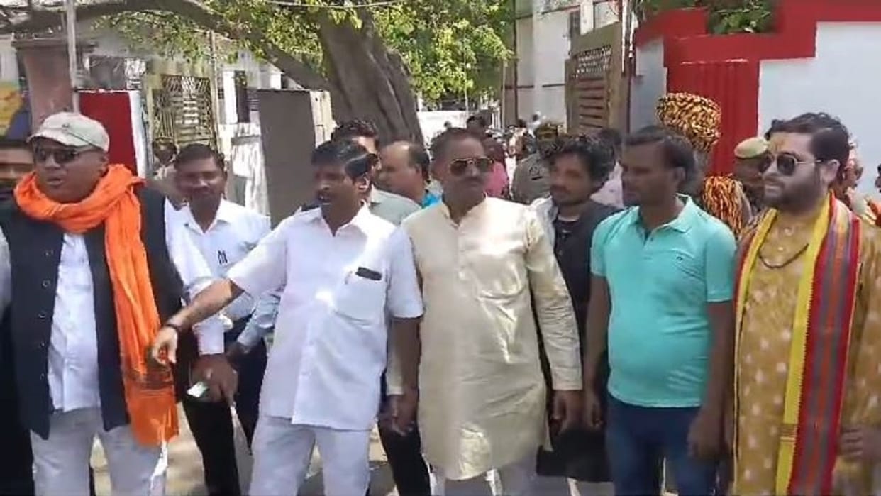 Protest against lathicharge on people during Lat Sahab procession in Shahjahanpur