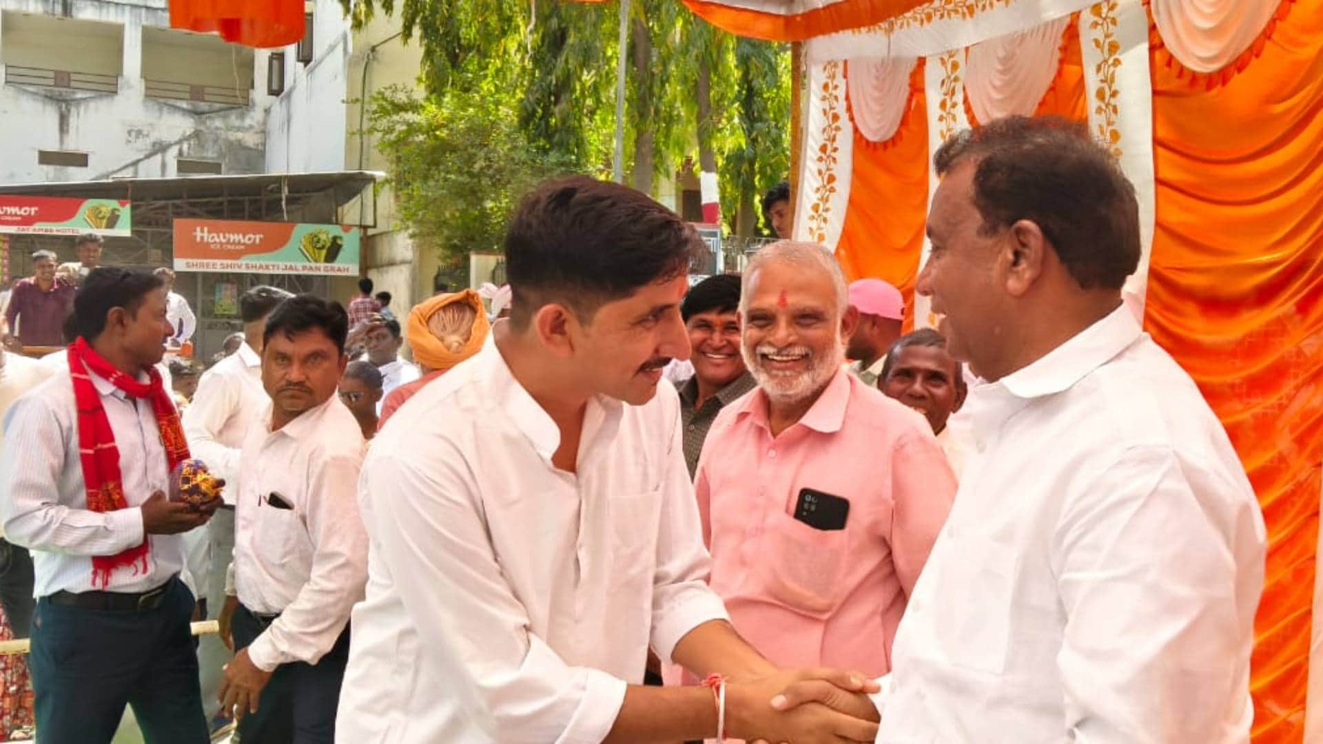 सांसद और विधायक मिलते हुए