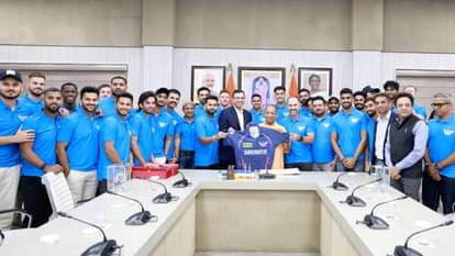 IPL 2025 Players of Lucknow Super Giants met UP CM Yogi Adityanath presented jersey and bat photos