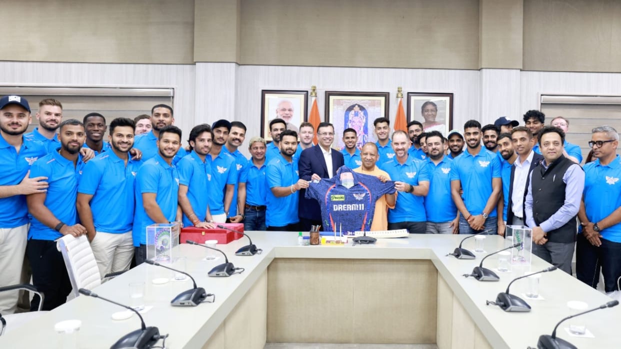 IPL 2025 Players of Lucknow Super Giants met UP CM Yogi Adityanath presented jersey and bat photos