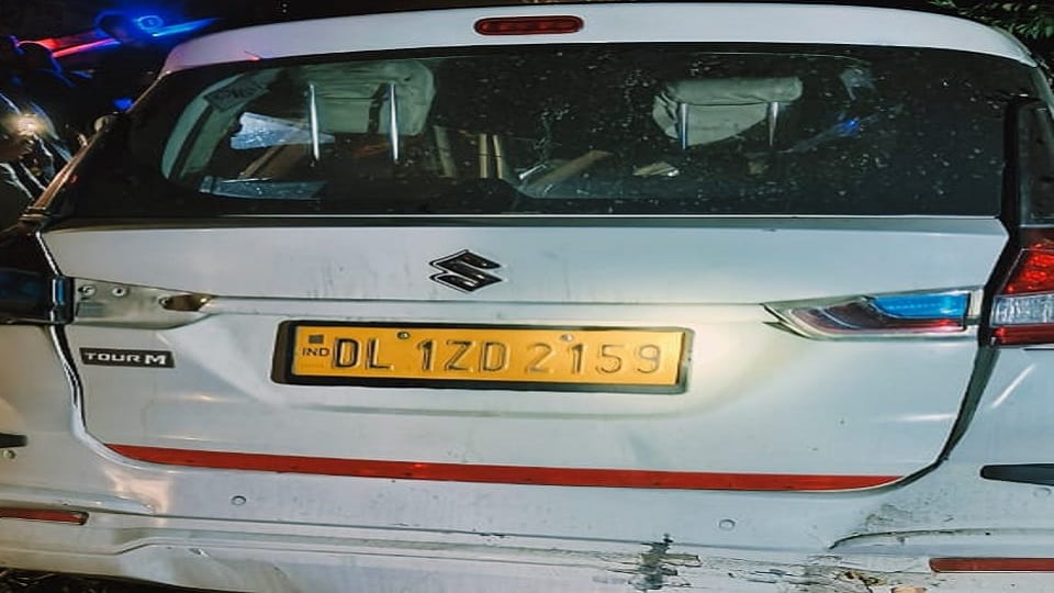 Car collided with tree after tyre burst in kaladhungi nainital