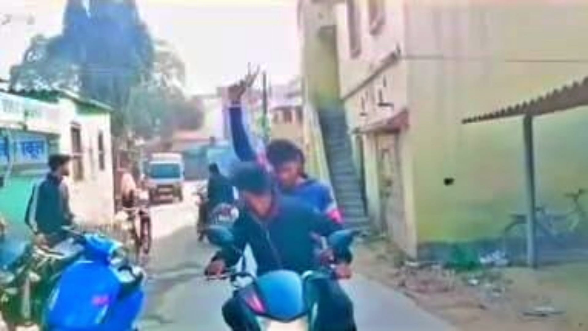 Vaishali Crime: 3 youths who fired joy in lewd Bhojpuri songs in market arrested, weapons recovered