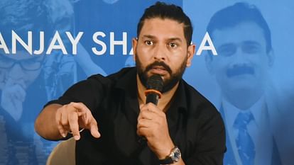 IMLT20: फाइनल मैच के दौरान टीनो बेस्ट से भिड़े युवराज सिंह, लारा ने बचाव कर शांत कराया मामला; देखें वीडियो Yuvraj Singh and Tino Best got involved in a heated face-off during the final of International Masters League