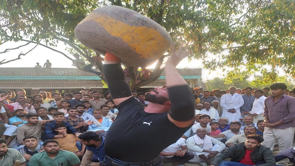 Two wrestlers stood second by lifting 85 kg rope