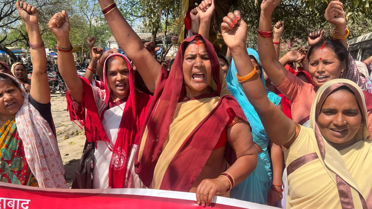 Asha workers demonstrated submitted memorandum