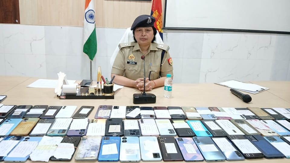 Aligarh police found 71 lost mobiles