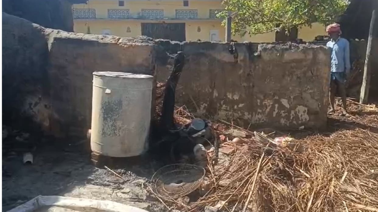Fire wreaks havoc in Rajbhar colony more than 10 houses engulfed